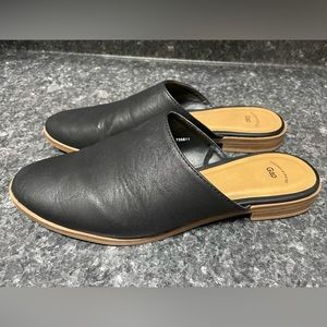 Gap Women's black leather mule. Size 7.